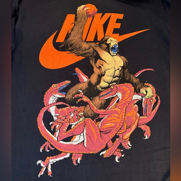 Nike Men’s Jungle Pickup Game Basketball King Kong Raptor Graphic Tee, Medium - Picture 6 of 8